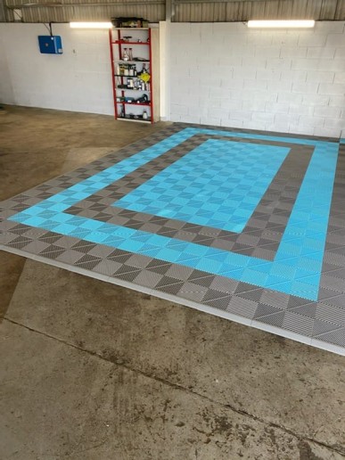 Revêtement de sol de garage gris clair et bleu ultra SquareFLOOR