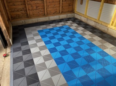 Sol de garage gris clair et gris foncé et bleu en dalles clipsables SquareFLOOR