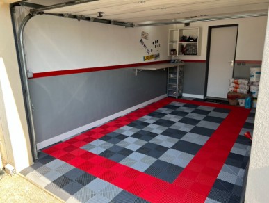 Revêtement de sol de garage gris clair et rouge