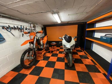 Carrelage clipsable pour garage noir et orange SquareFLOOR
