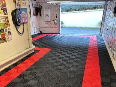 Revêtement de sol de garage clipsable noir et rouge SquareFLOOR