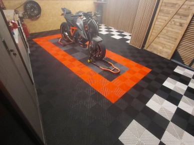 Carrelage PVC garage orange et noir SquareFLOOR