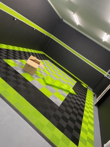 Revêtement de sol de showroom noir et vert acidulé SquareFLOOR