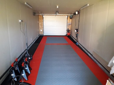 Revêtement de sol de garage gris et rouge clipsable SquareFLOOR