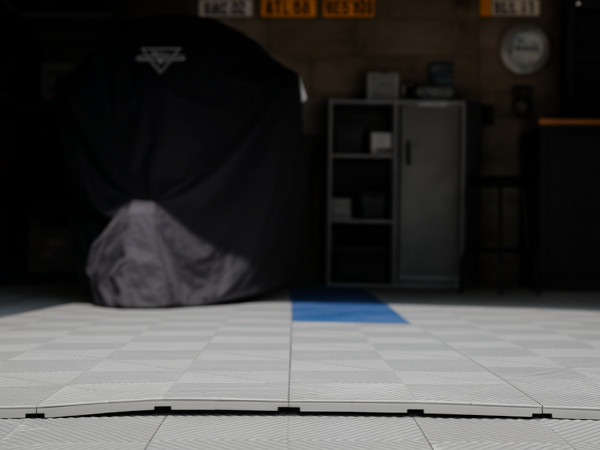 Dalles de garage qui se soulèvent : causes, erreurs fréquentes et solutions