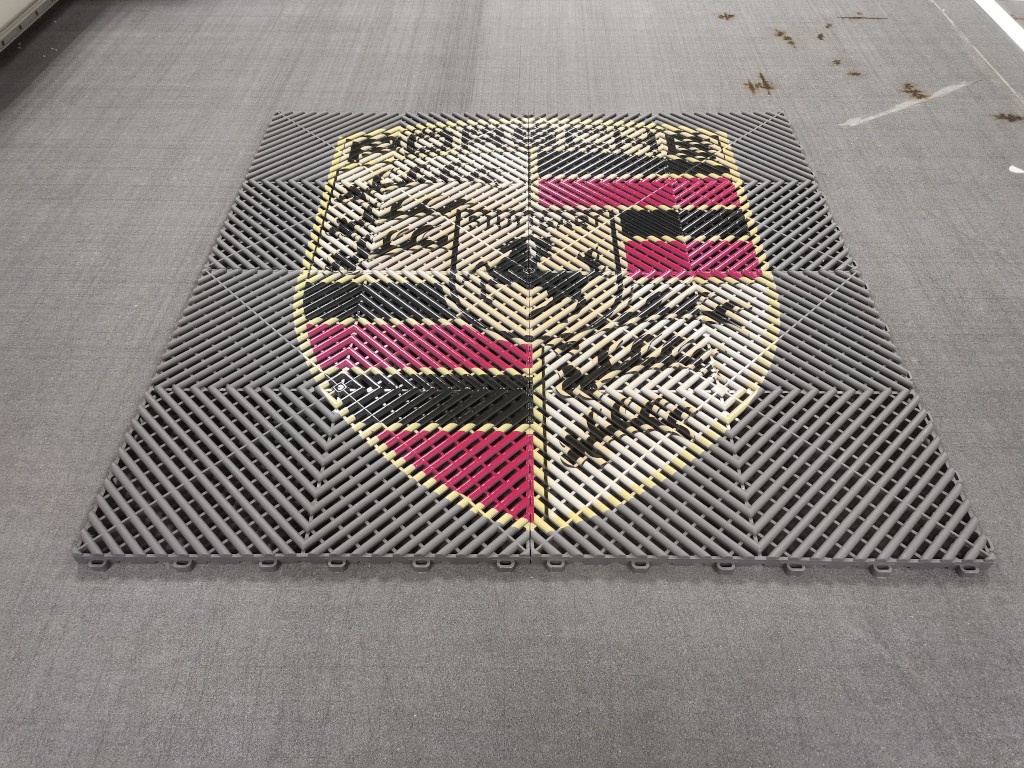 Logo Porsche sur dalles en polypropylène effet 3D en damier de couleur gris ardoise pour décoration de sol de garage