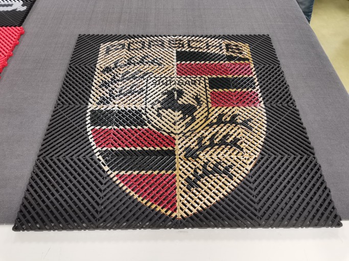 Logo Porsche imprimé sur dalles de sol en polypropylène effet 3D en damier de couleur noir intense SquareFOUR