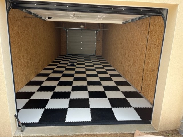 Dalles de sol en PVC dans un garage en noir et blanc